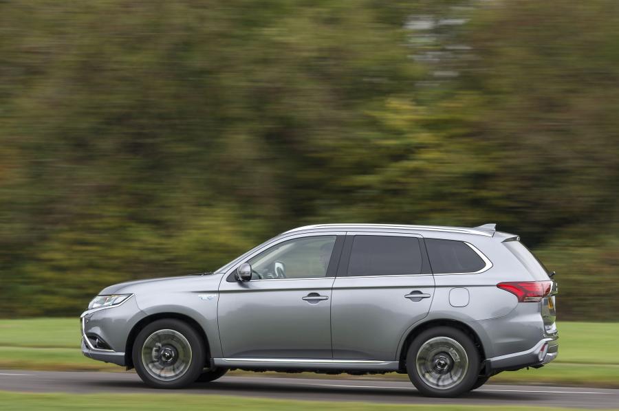  Mitsubishi Outlander PHEV 2015 года  (UK) (фото 27 из 31)